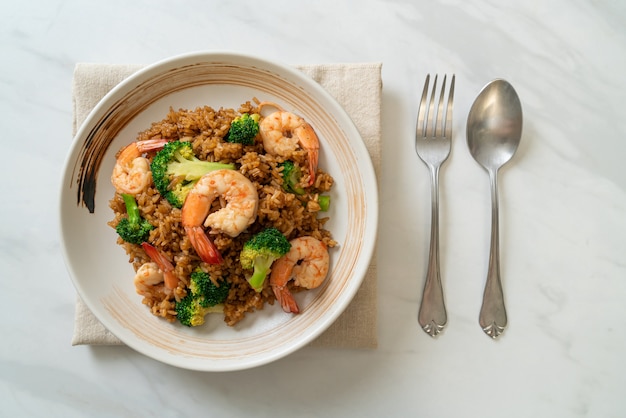 arroz frito con brócoli y gambas - Estilo de comida casera