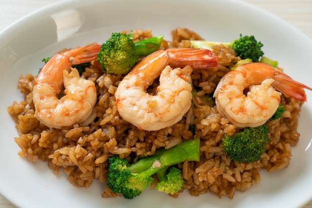 arroz frito con brócoli y gambas