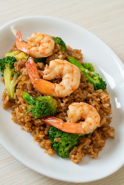 arroz frito con brócoli y gambas