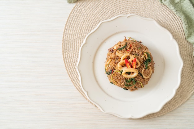 Arroz frito con calamares y albahaca al estilo tailandés