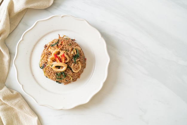 Arroz frito con calamares y albahaca al estilo tailandés