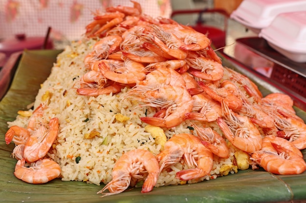 Arroz Frito De Camarones En Comida De La Calle