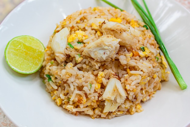 Arroz frito con cangrejo y verduras en el restaurante.