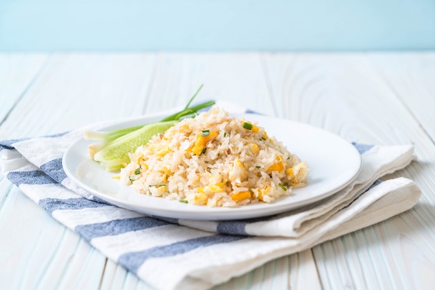 Foto arroz frito con cangrejo