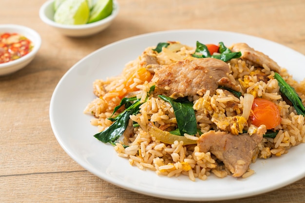 Arroz frito caseiro com carne de porco no prato branco