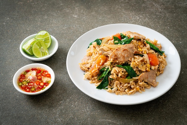 Arroz frito caseiro com carne de porco no prato branco