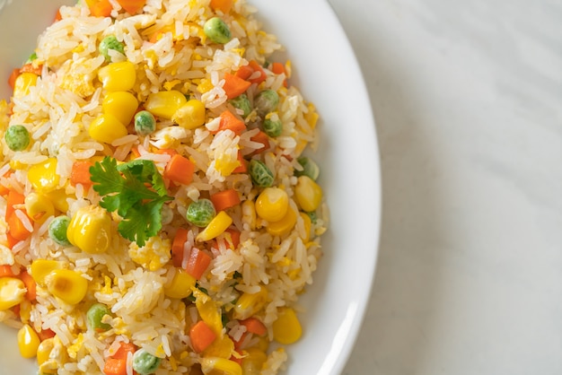 Arroz frito caseiro com mistura de vegetais (cenoura, feijão verde, milho) e ovo