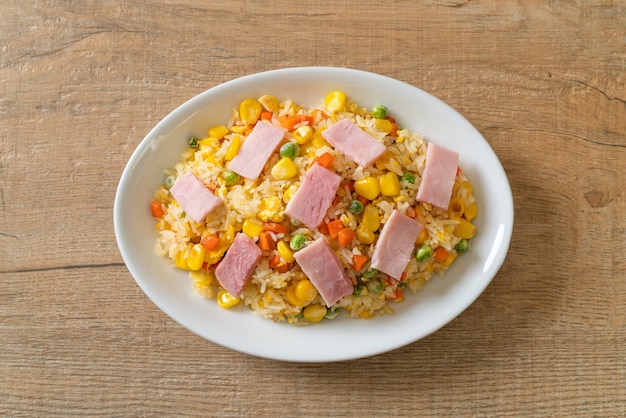 arroz frito caseiro com presunto e vegetais mistos (cenoura, feijão verde, cenoura)