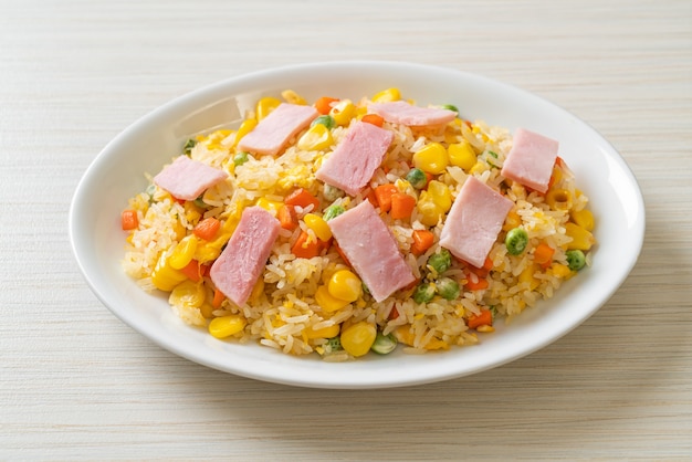 arroz frito caseiro com presunto e vegetais mistos (cenoura, feijão verde, cenoura)