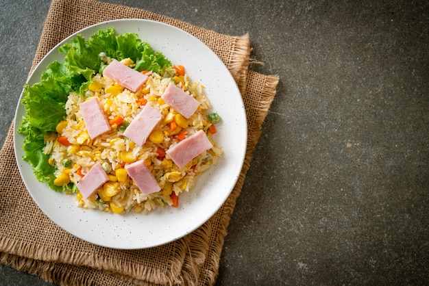 arroz frito caseiro com presunto e vegetais mistos (cenoura, feijão verde, cenoura)