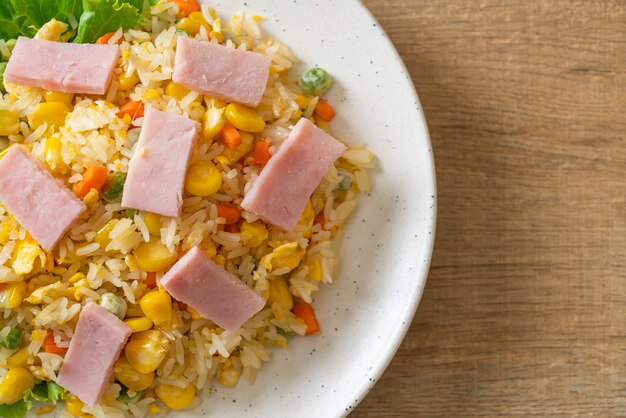 Arroz frito caseiro com presunto e vegetais mistos (cenoura, feijão verde, cenoura)