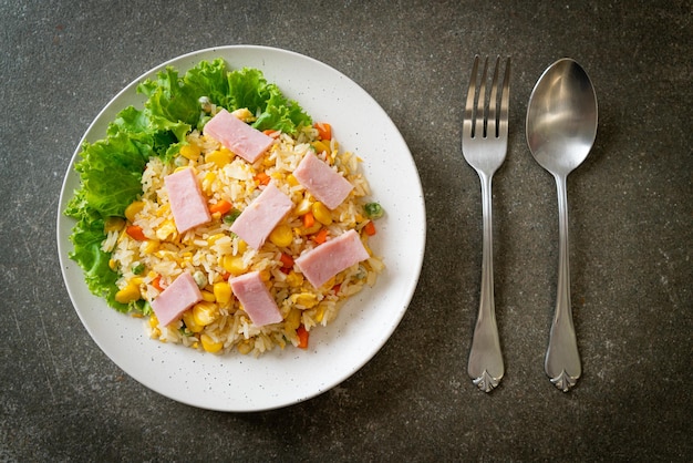 arroz frito caseiro com presunto e vegetais mistos (cenoura, feijão verde, cenoura)