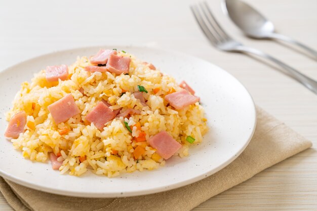 arroz frito caseiro com presunto no prato