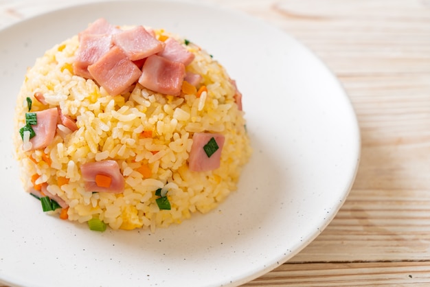 arroz frito caseiro com presunto no prato