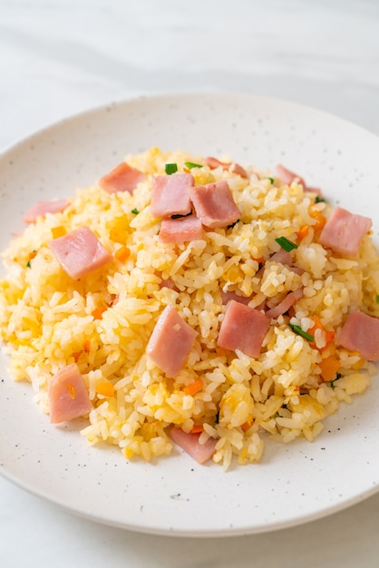 Arroz frito caseiro com presunto no prato