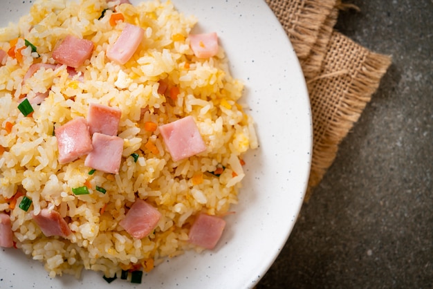 arroz frito caseiro com presunto no prato