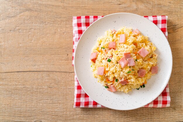 Arroz frito caseiro com presunto no prato