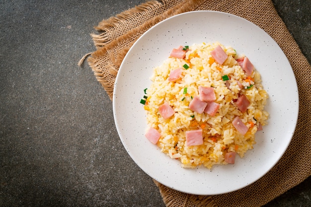 Arroz frito casero con jamón en placa