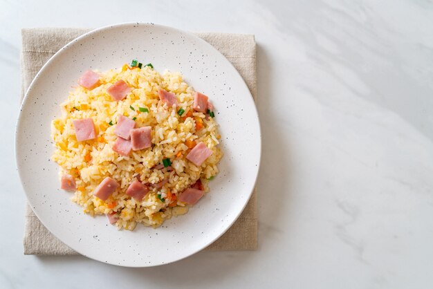 Arroz frito casero con jamón en la placa