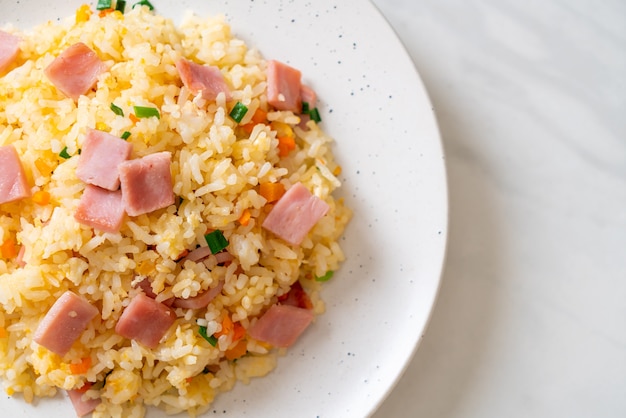 Arroz frito casero con jamón en placa