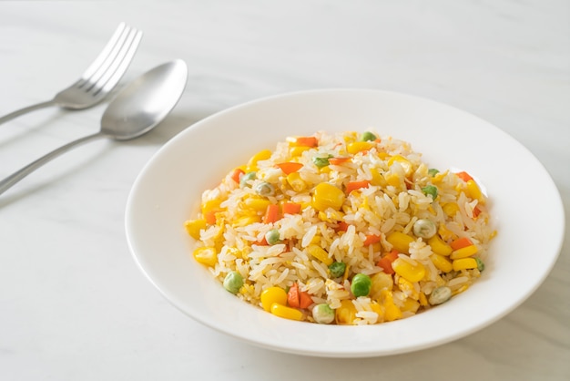 arroz frito casero con vegetales mixtos (zanahoria, judías verdes, maíz) y huevo