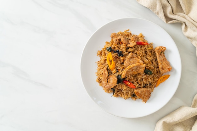 Arroz frito con cerdo a las finas hierbas