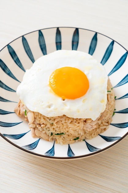 arroz frito con cerdo y huevo frito al estilo japonés - comida asiática