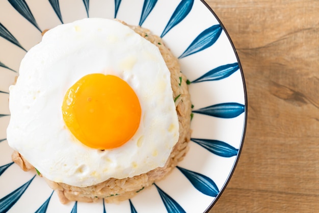 arroz frito con cerdo y huevo frito al estilo japonés - comida asiática