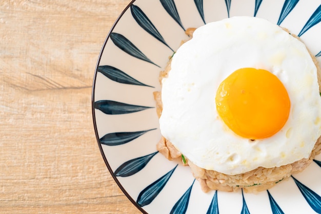 arroz frito con cerdo y huevo frito al estilo japonés - comida asiática