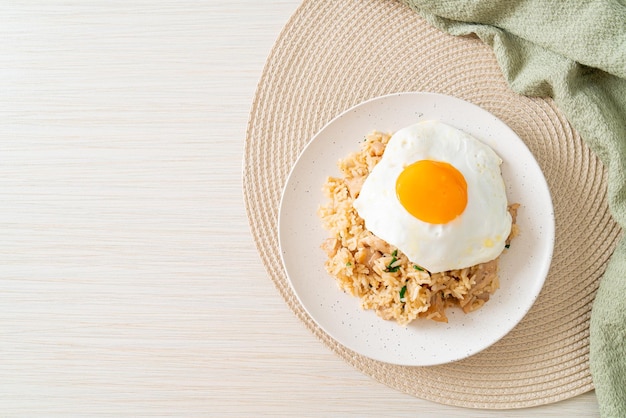 arroz frito con cerdo y huevo frito al estilo japonés - comida asiática