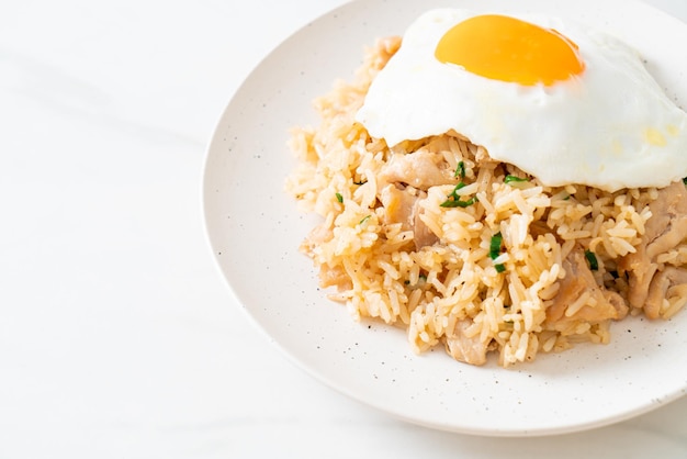 arroz frito con cerdo y huevo frito al estilo japonés - comida asiática