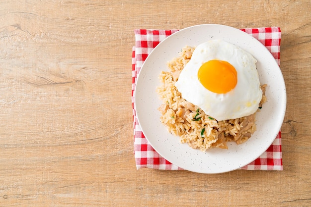 Arroz frito con cerdo y huevo frito al estilo japonés