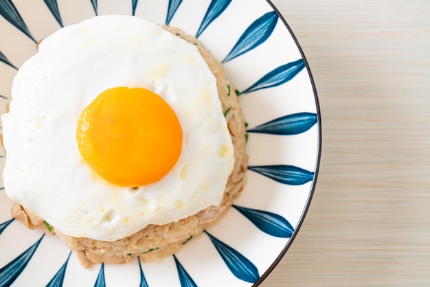 Arroz frito con cerdo y huevo frito al estilo japonés