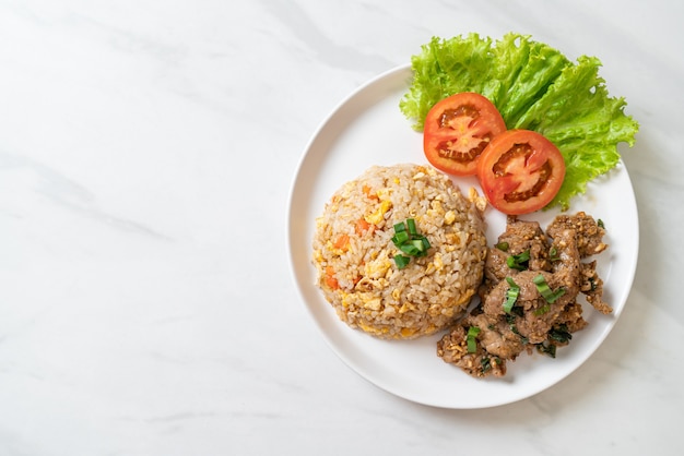 arroz frito con cerdo a la parrilla - estilo de comida asiática
