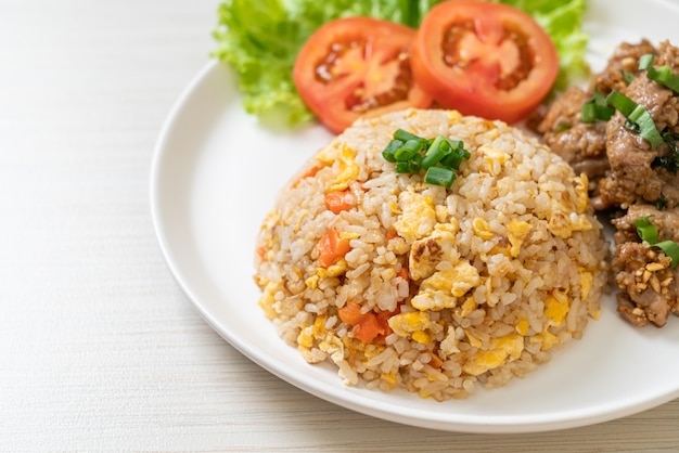 arroz frito con cerdo a la parrilla - estilo de comida asiática