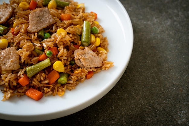 Arroz frito con cerdo en un plato blanco