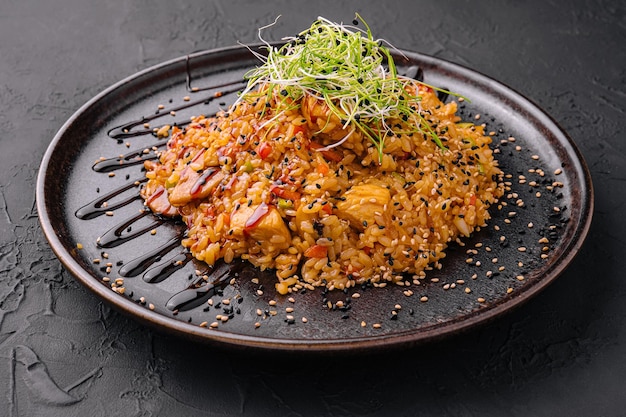 Arroz frito chinês com frango na chapa preta