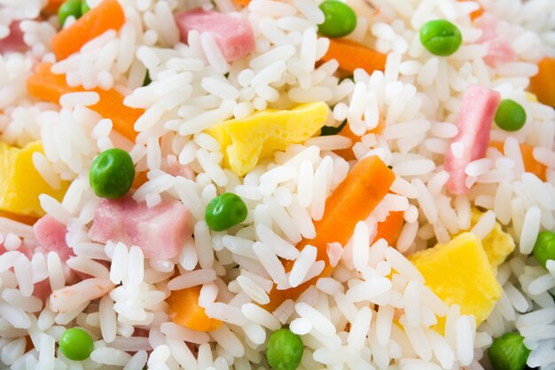 Foto arroz frito chinês com legumes e omelete