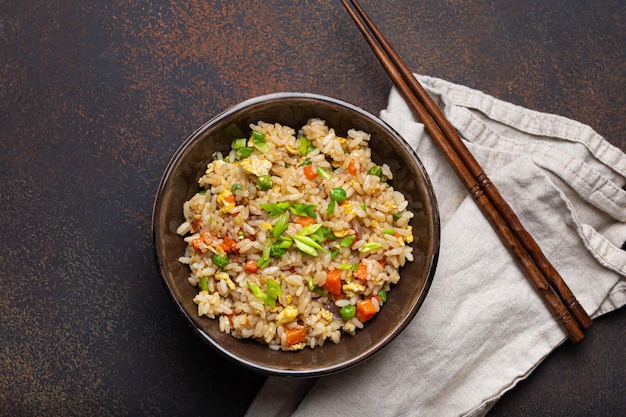 Arroz frito chinês e asiático autêntico com ovo e