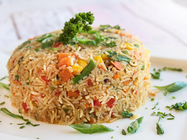 Foto arroz frito chino con brócoli zanahoria de cilantro y hierbas servidas aisladas en una mesa de madera vista lateral de cerca de la comida rápida