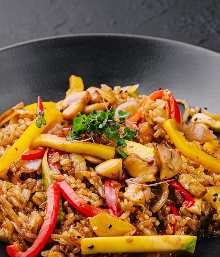 Arroz frito chino con verduras de cerca