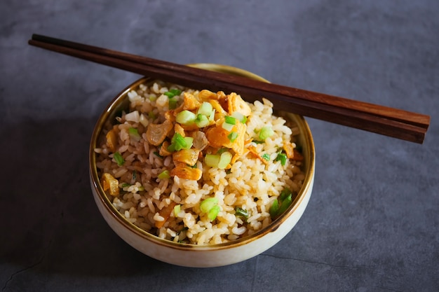 Arroz frito com alho japonês