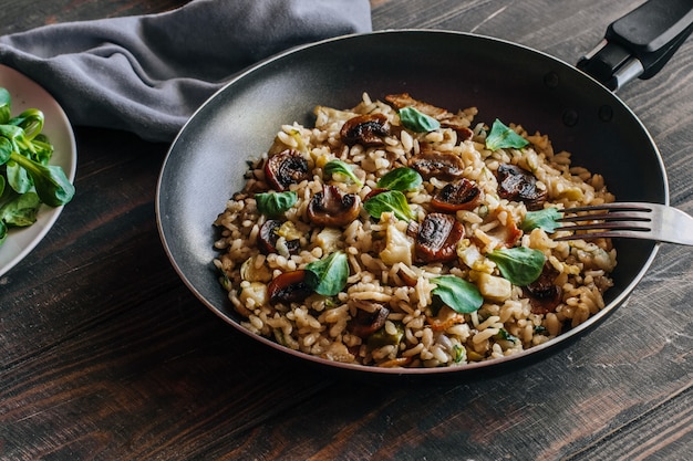 Arroz frito com bacon e cogumelos