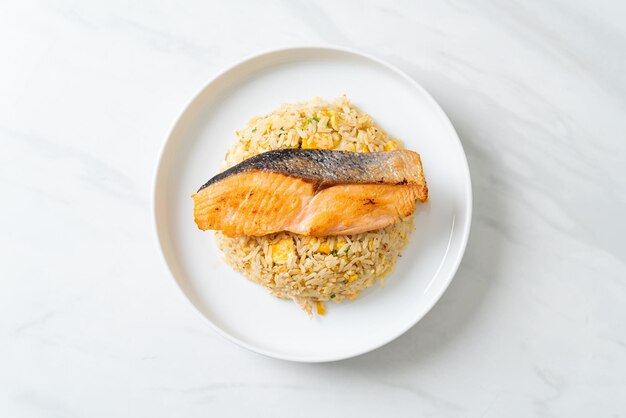 arroz frito com bife de filé de salmão grelhado