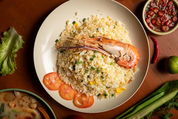 Foto arroz frito com camarão comida tailandesa