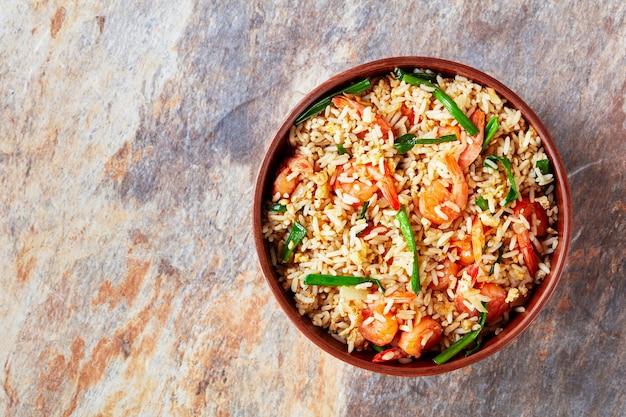 arroz frito com camarão e ovos