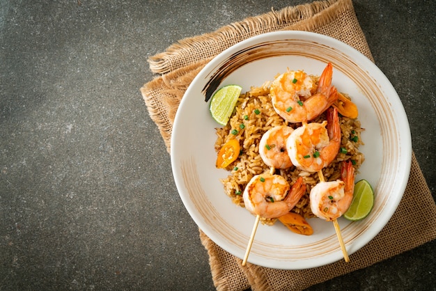 arroz frito com camarão ou espetos de camarão