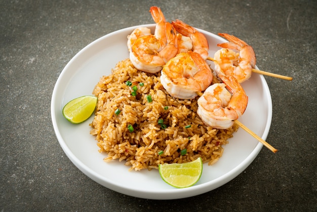 arroz frito com camarão ou espetos de camarão