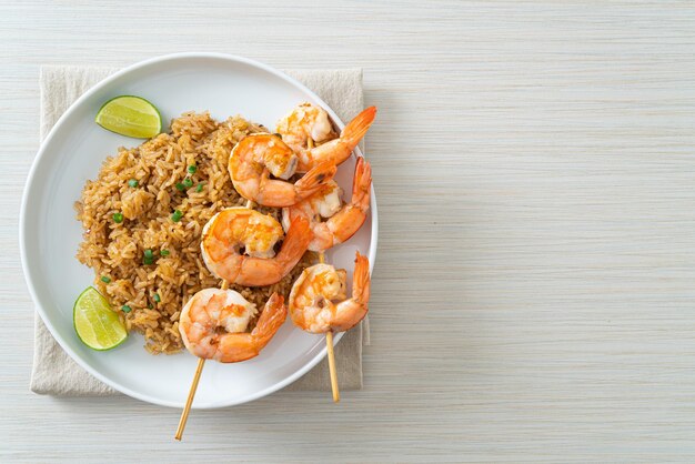 arroz frito com camarão ou espetos de camarão