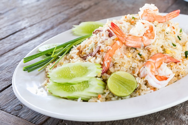Foto arroz frito com camarão